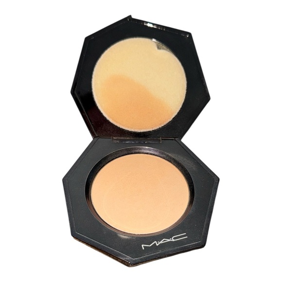 MAC Cosmetics Medium Plus Powder - Picture 4 of 4